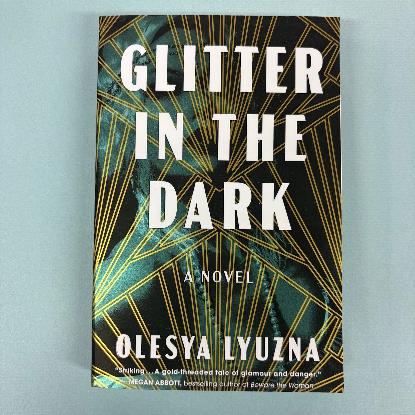 Glitter In The Dark - Olesya Lyuzna - Simon and Schuster