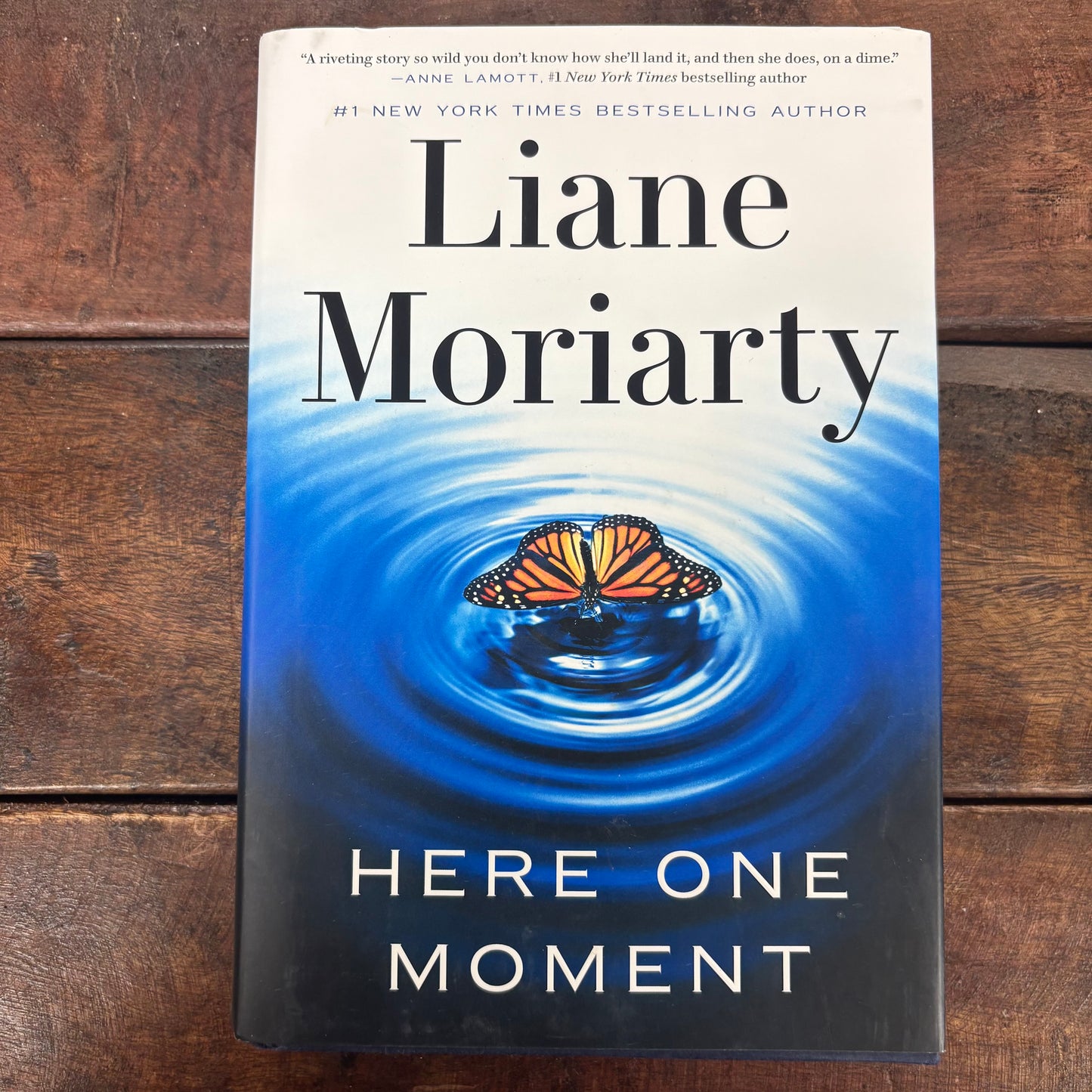 Here One Moment - Liane Moriarty - BKBY