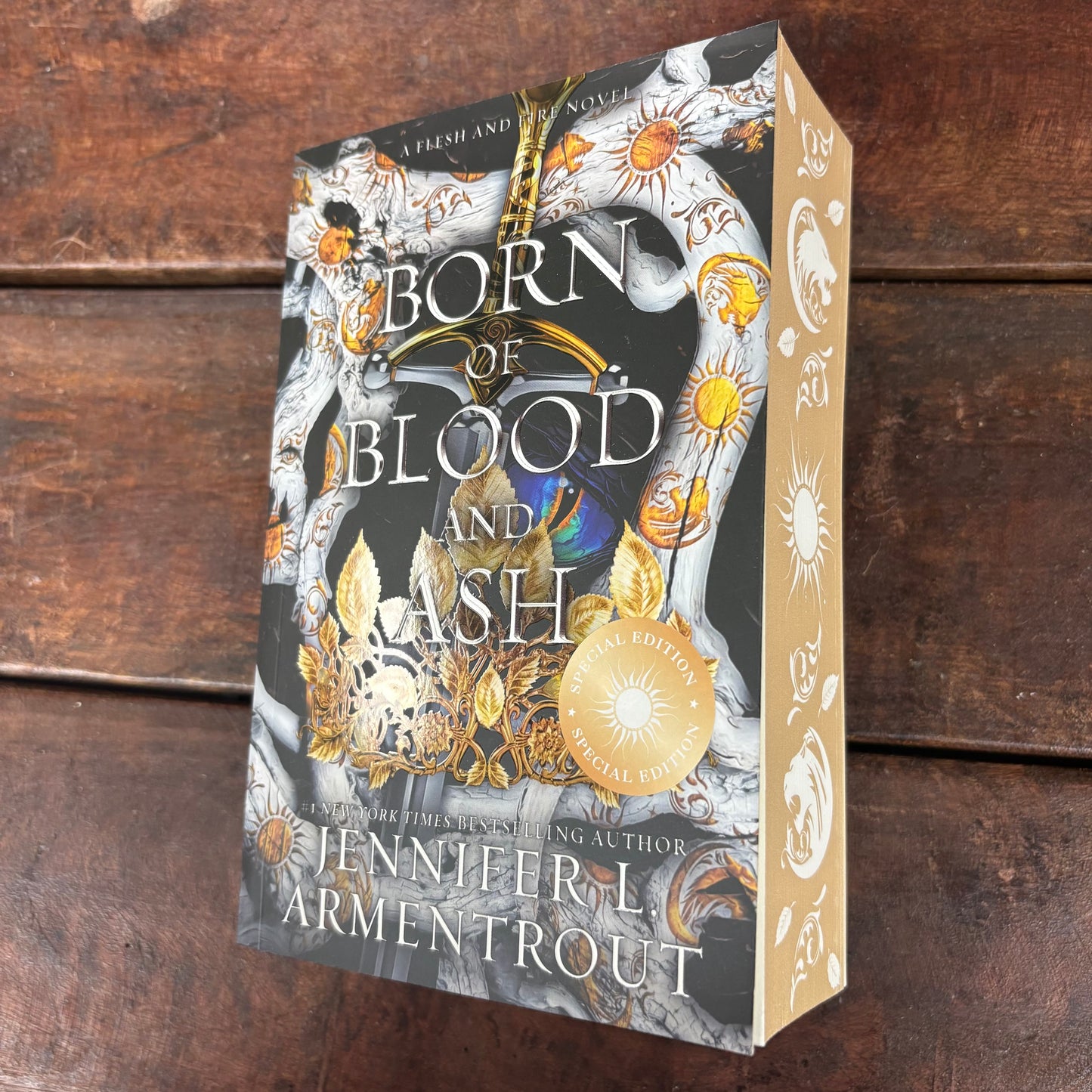 Born of Blood and Ash - Jennifer L. Armentrout - Simon and Schuster