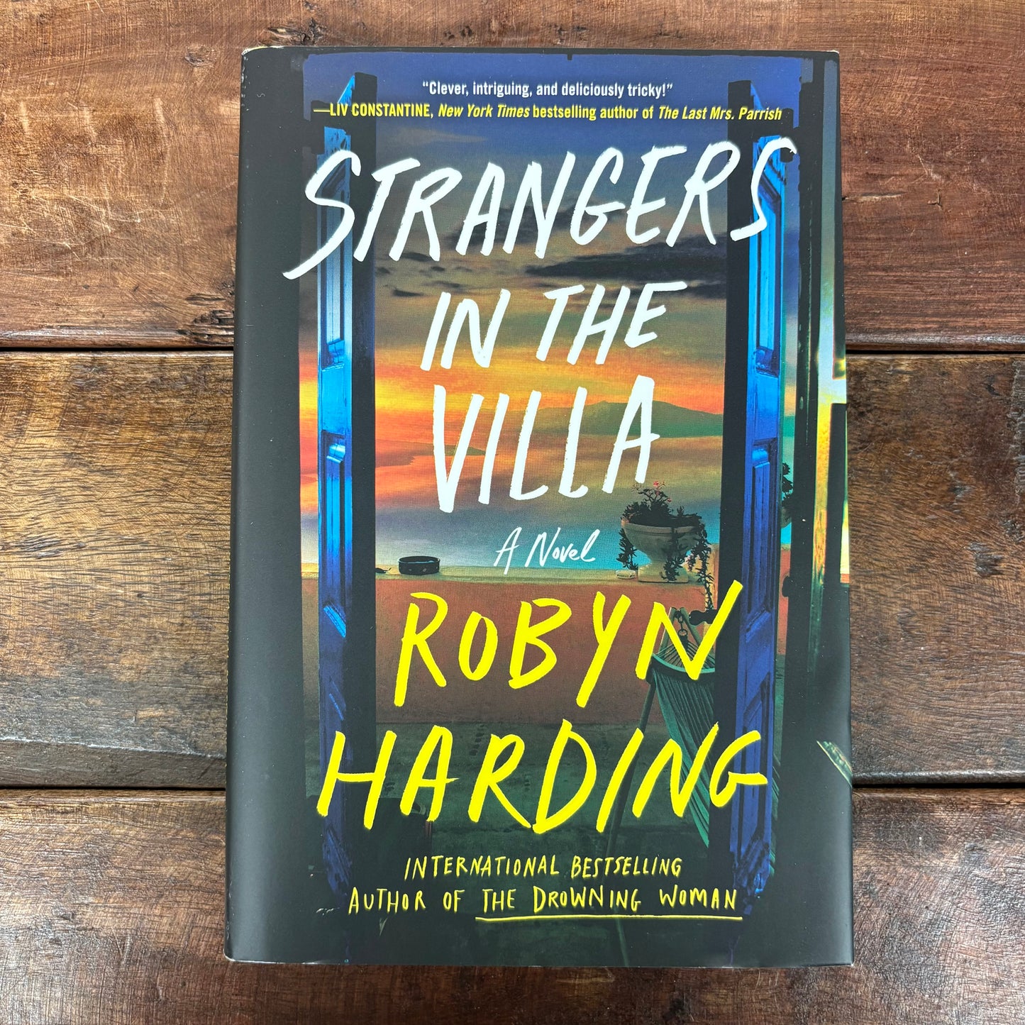 Strangers In The Villa - Robyn Harding - AZB