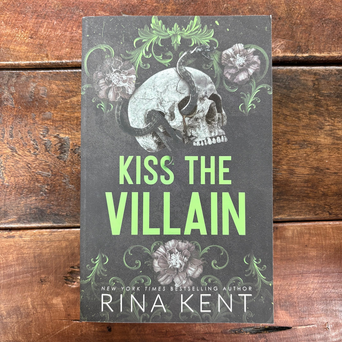 Kiss The Villain - Rina Kent - Sourcebooks