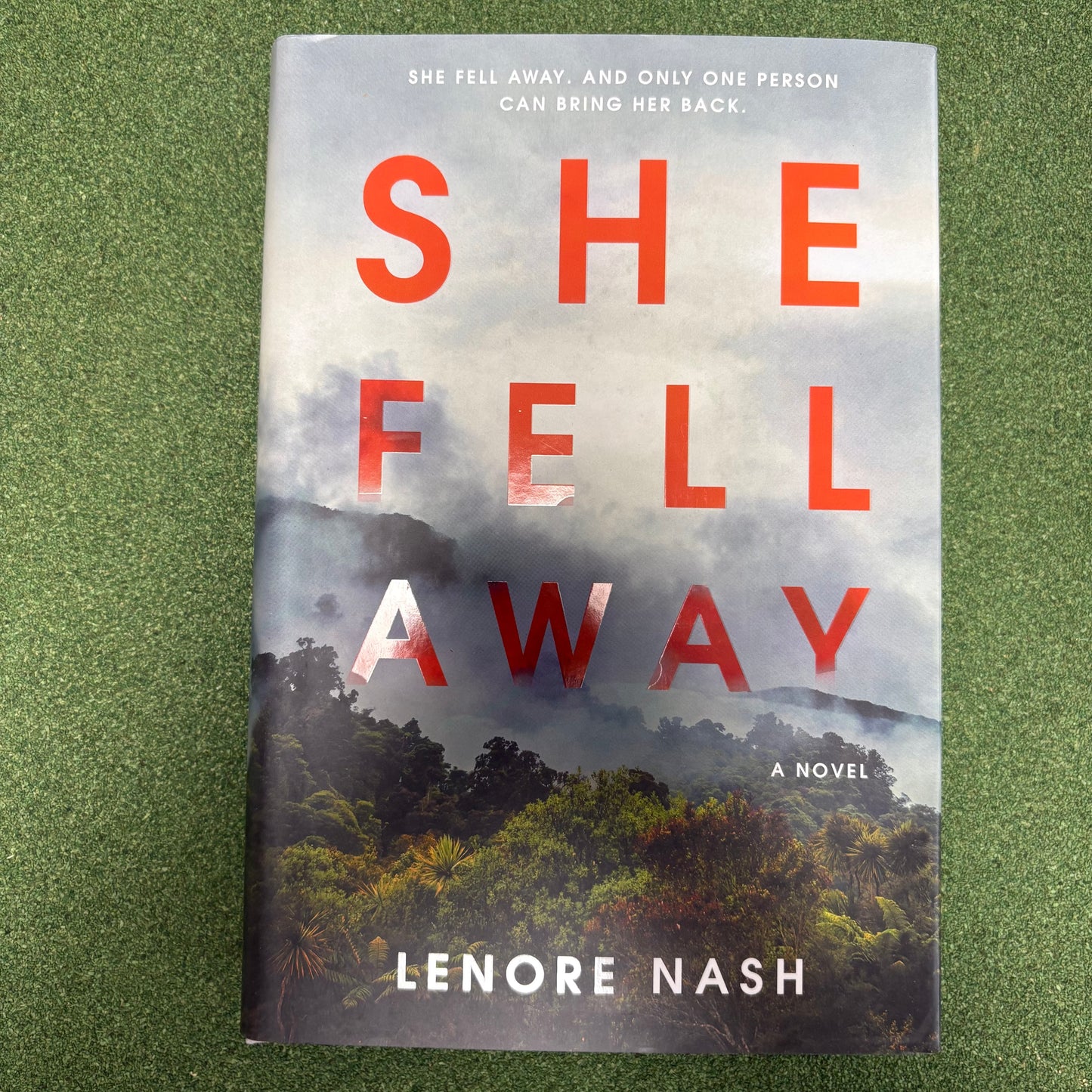 She Fell Away - Lenore Nash - Simon and Schuster