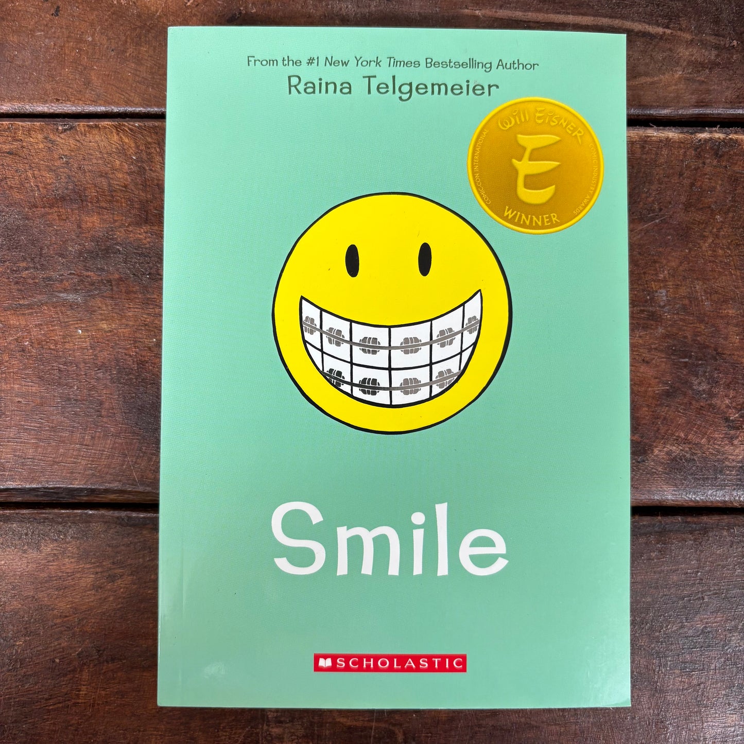 Smile - Raina Telgemeier - Scholastic