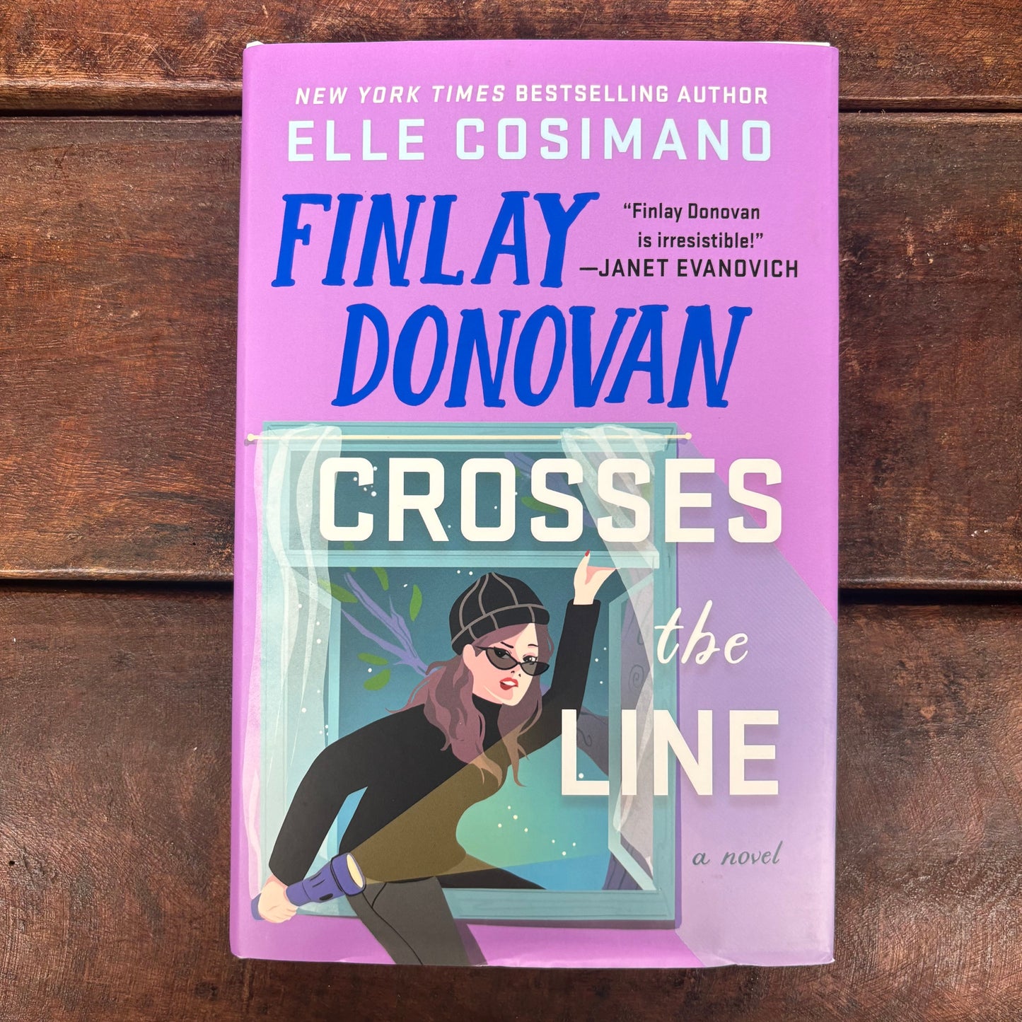 Finlay Donovan Crosses The Line - Elle Cosimano - Macmillan Publishers