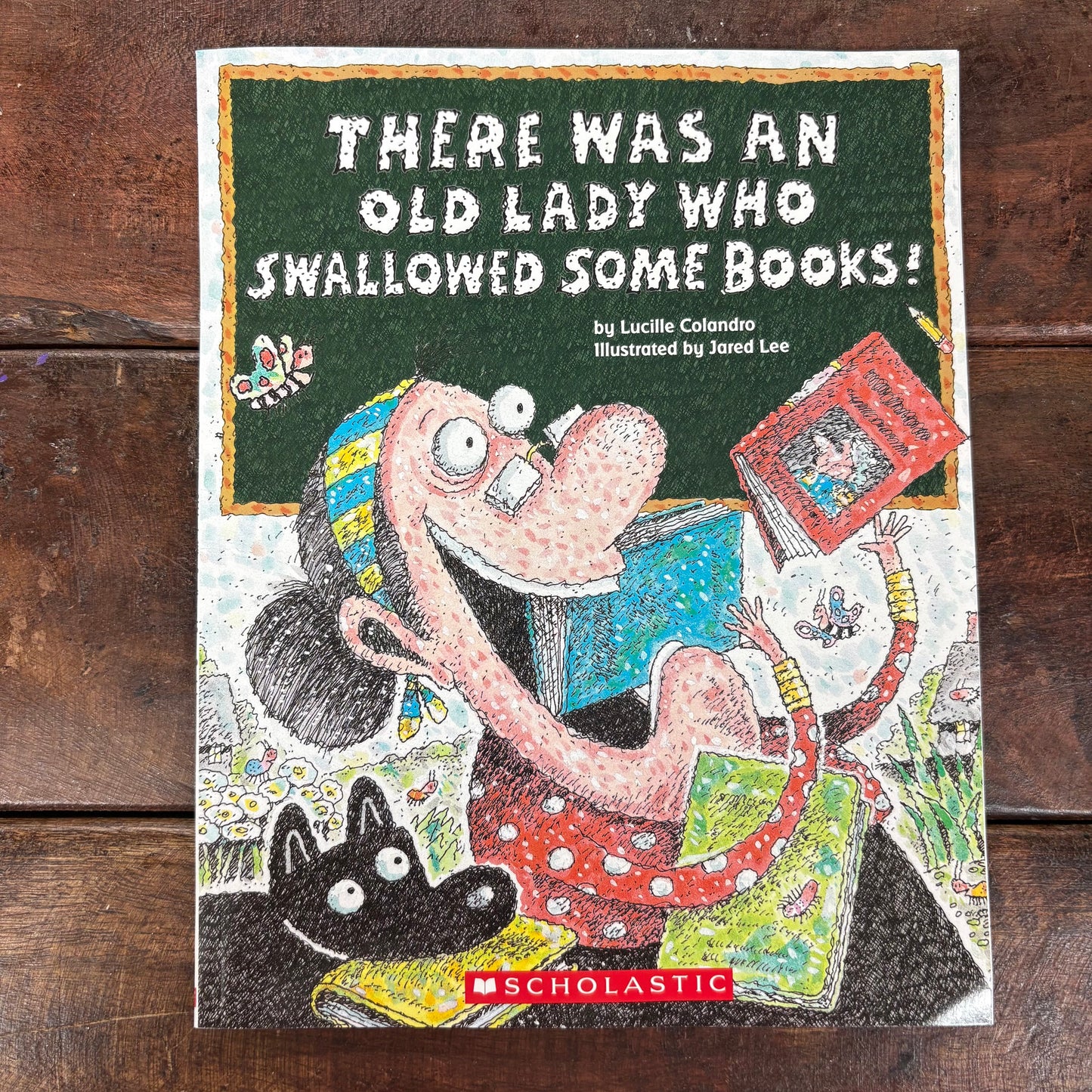 There Was An Old Lady Who Swallowed Some Books - Lucille Colandro - Scholastic