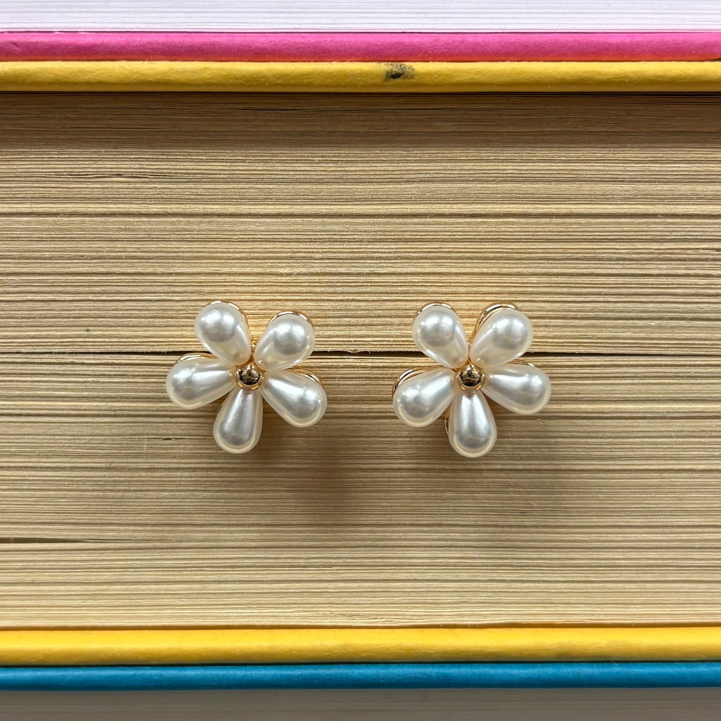 Pearl Daisy Flower Stud Earrings - JOSSLYN